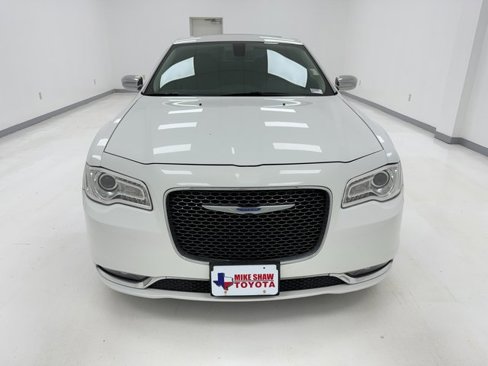 Used 2019 Chrysler 300 Limited image 3
