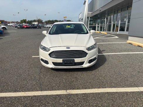 Used 2015 Ford Fusion SE image 2