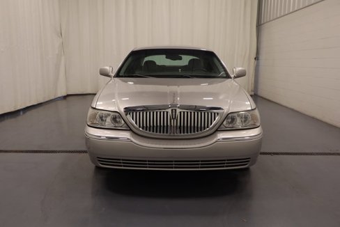 Used 2005 Lincoln Town Car Signature image 3
