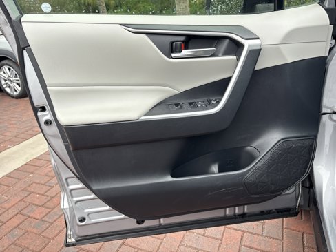 Used 2019 Toyota RAV4 XLE image 14