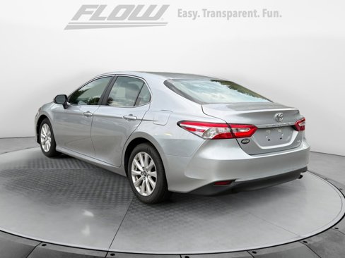 Used 2018 Toyota Camry LE image 6