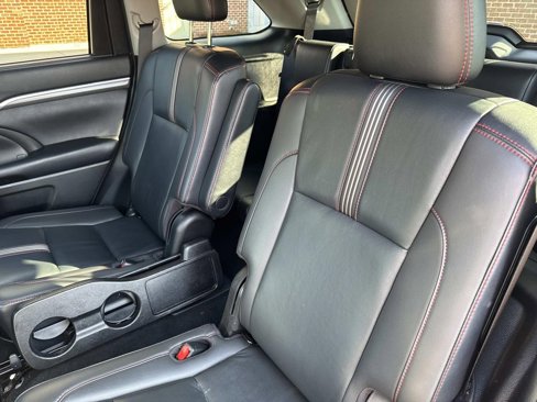 Used 2019 Toyota Highlander SE image 14