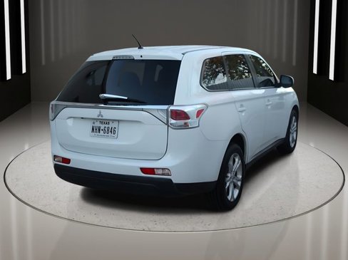 Used 2014 Mitsubishi Outlander SE image 11