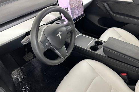 Used 2023 Tesla Model Y AWD image 9