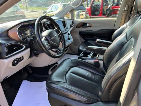 Certified 2017 Chrysler Pacifica Touring-L image 8