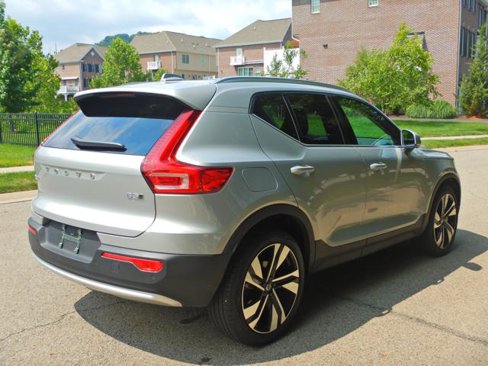 Used 2025 Volvo XC40 B5 Plus image 4