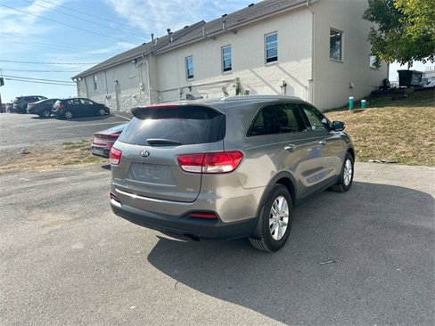 Used 2017 Kia Sorento LX w/ LX Convenience Package image 29