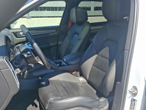 Certified 2023 Porsche Cayenne Platinum Edition image 5