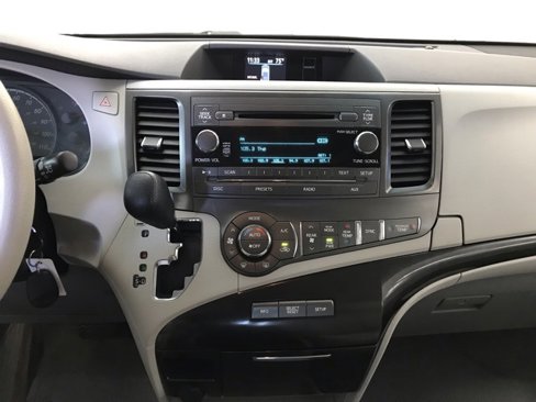 Used 2014 Toyota Sienna LE image 19