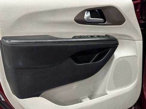 Used 2021 Chrysler Voyager Lxi image 9