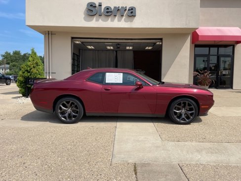 Used 2017 Dodge Challenger SXT Plus image 4