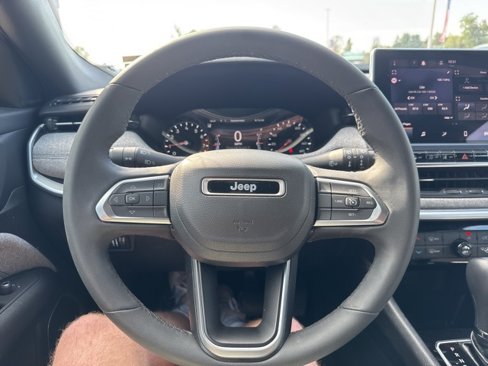 Used 2024 Jeep Compass Latitude image 15