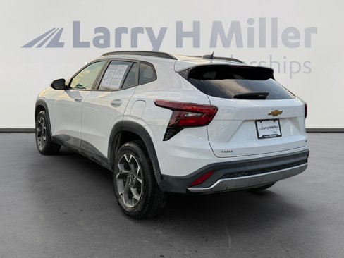 Used 2024 Chevrolet Trax LT w/ Driver Confidence Package image 3