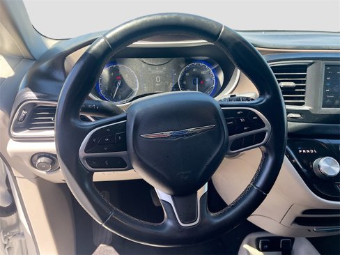 Used 2018 Chrysler Pacifica Touring-L image 11