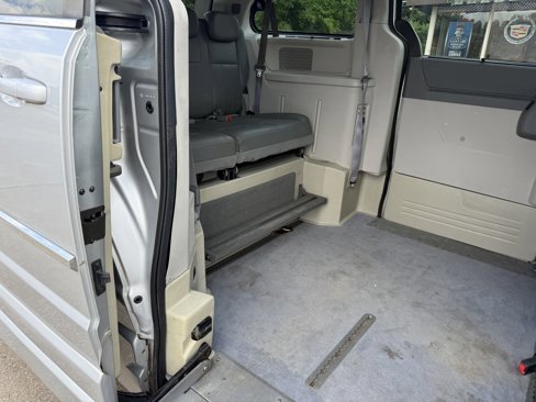 Used 2010 Chrysler Town & Country Touring image 30