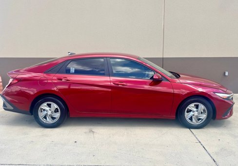 Certified 2025 Hyundai Elantra SE image 5