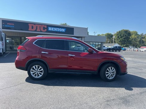 Used 2017 Nissan Rogue SV image 2