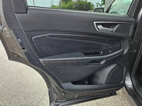 Used 2018 Ford Edge Titanium image 17