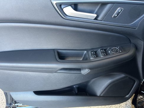 Used 2020 Ford Edge SE image 12