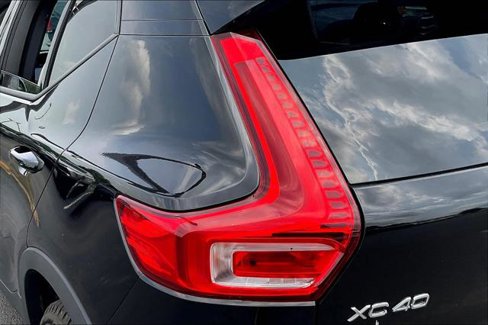 Used 2022 Volvo XC40 T5 Momentum image 21