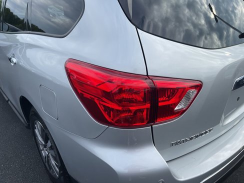 Used 2020 Nissan Pathfinder SV image 10
