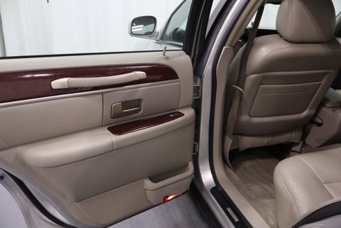 Used 2005 Lincoln Town Car Signature image 11