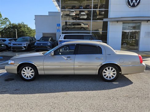 Used 2008 Lincoln Town Car Signature Limited image 3