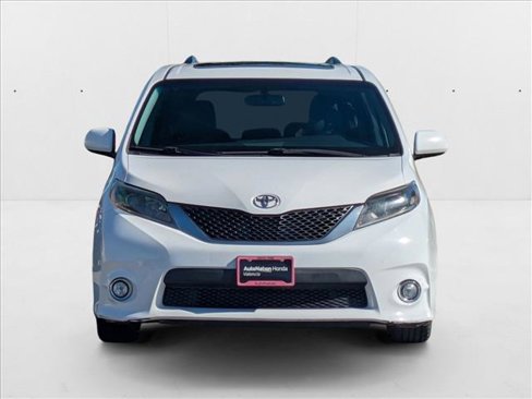 Used 2015 Toyota Sienna SE Premium image 2