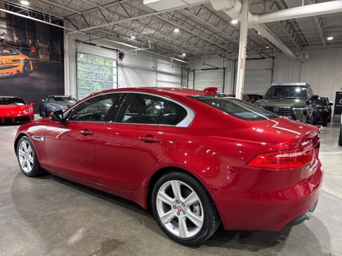 Used 2018 Jaguar XE Premium image 3