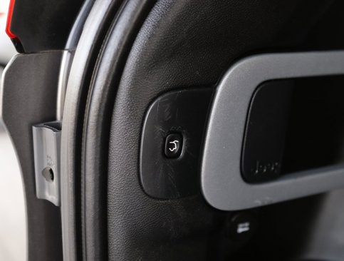 Used 2017 Jeep Cherokee 75th Anniversary image 31