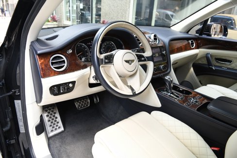 Used 2018 Bentley Bentayga image 11