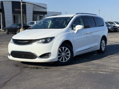 Used 2018 Chrysler Pacifica Touring-L image 4