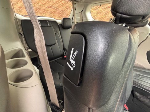 Used 2018 Chrysler Pacifica Touring-L image 24