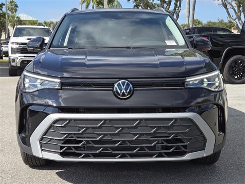 Used 2025 Volkswagen Taos SE image 3