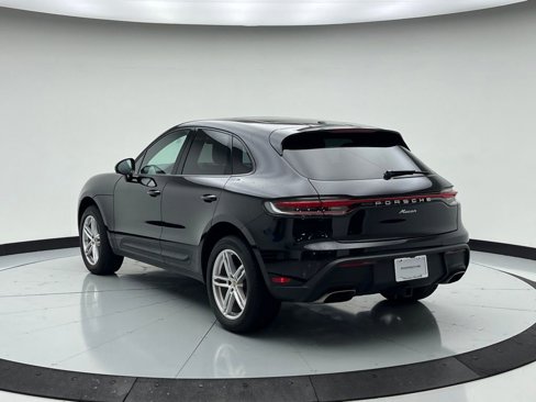 Certified 2024 Porsche Macan image 3