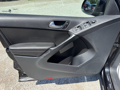 Used 2015 Volkswagen Tiguan SE image 12