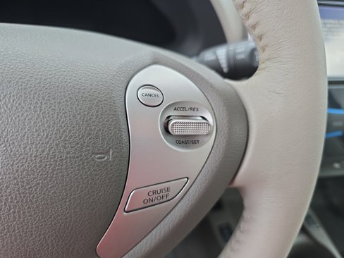Used 2012 Nissan Leaf SL image 18