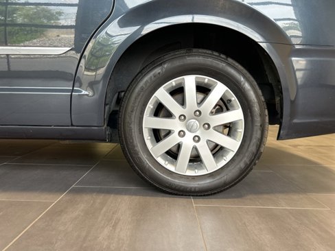 Used 2014 Chrysler Town & Country Touring image 37