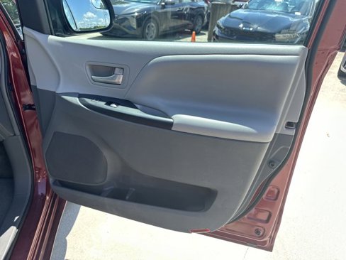 Used 2015 Toyota Sienna LE image 17