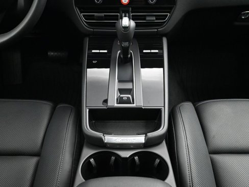 Used 2025 Porsche Macan image 10