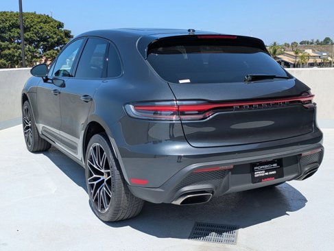 Certified 2024 Porsche Macan image 3