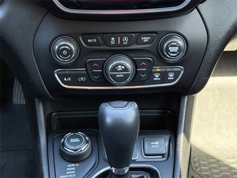 Used 2019 Jeep Cherokee Limited image 25