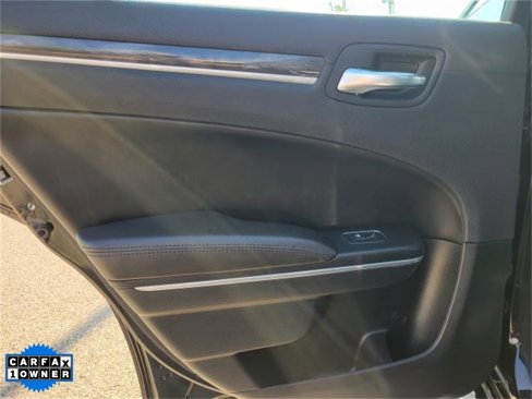 Used 2018 Chrysler 300 Touring w/ Sport Appearance Package image 7