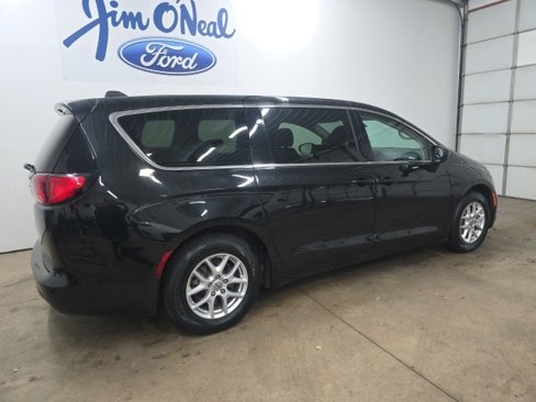 Used 2022 Chrysler Voyager LX image 10