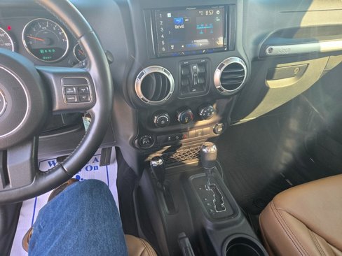 Used 2015 Jeep Wrangler Unlimited Sahara image 9