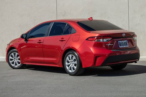 Used 2021 Toyota Corolla LE image 3