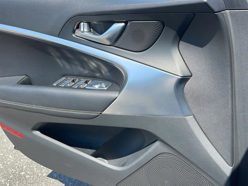 Used 2025 Genesis G70 2.5T image 26
