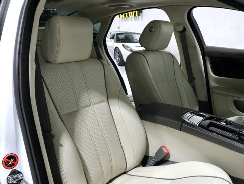 Used 2013 Jaguar XJ image 59