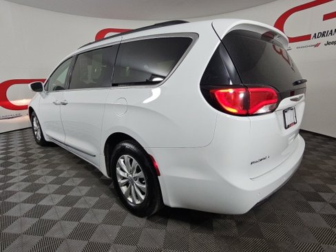 Certified 2017 Chrysler Pacifica Touring-L image 5