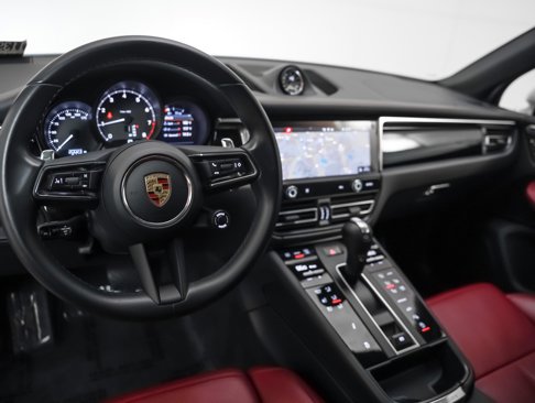 Certified 2023 Porsche Macan image 4